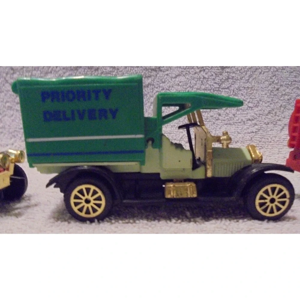 Collectors Set of 4 Classic Trucks 1918, 1912, 1910‎ Tanker Ambulance Delivery